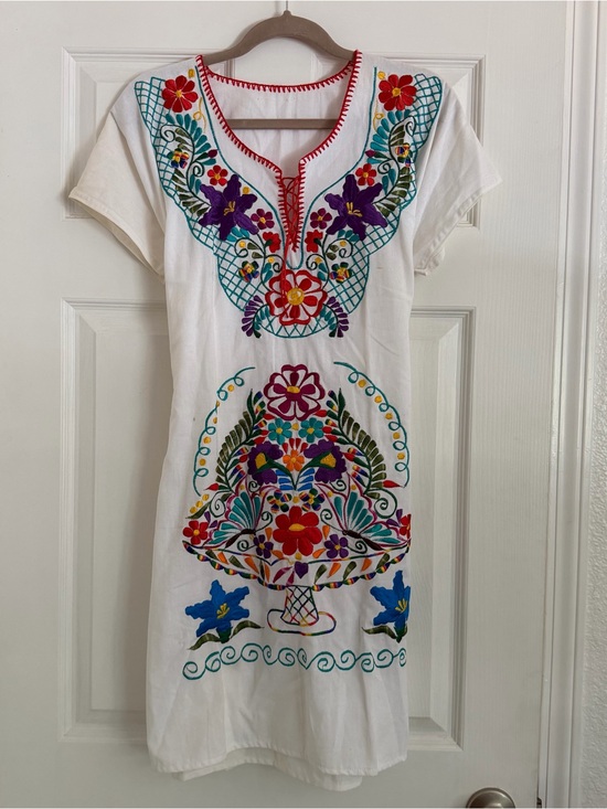 Boutique Dresses & Skirts - Vintage Embroidered Mexican Dress White Floral Embroidered Tie Back Boho